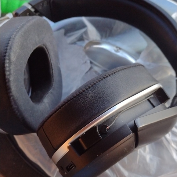 Black Over-Ear Headphones - Picture 1 of 2